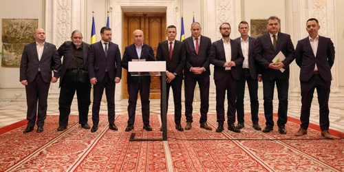 Reprezentanți ai PSD, PNL, USR, UDMR și ai minorităților naționale fac declarații de presă la finalul unei ședințe la Palatul Parlamentului, în București. FOTO Inquam Photos / Octav Ganea