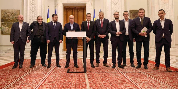 Reprezentanți ai PSD, PNL, USR, UDMR și ai minorităților naționale fac declarații de presă la finalul unei ședințe la Palatul Parlamentului, în București. FOTO Inquam Photos / Octav Ganea