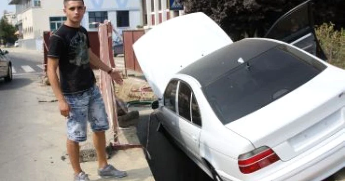 Galati: BMW înghiţit de asfalt pe Faleza Dunării
