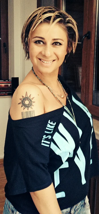 
    Anamaria Prodan are acum pe braţ un soare, tatuat peste vechiul desen cu Steaua lui Davidarhiva personala  