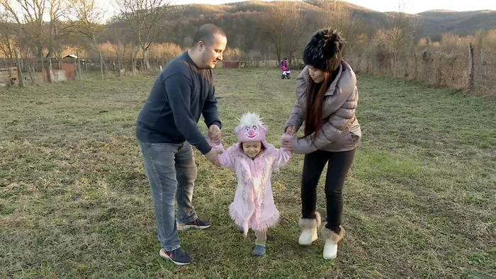 Genalyn locuieşte de patru ani în satul Haleş, împreună cu soţul şi fetiţa lor Sursa I.B.