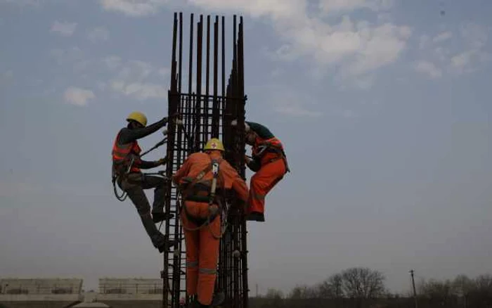 Muncitorii Bechtel angajaţi până la terminarea lucrărilor urmează să ceară indemnizaţii de şomaj