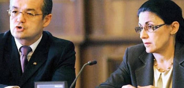 Andronescu îşi ia ordinul înapoi
