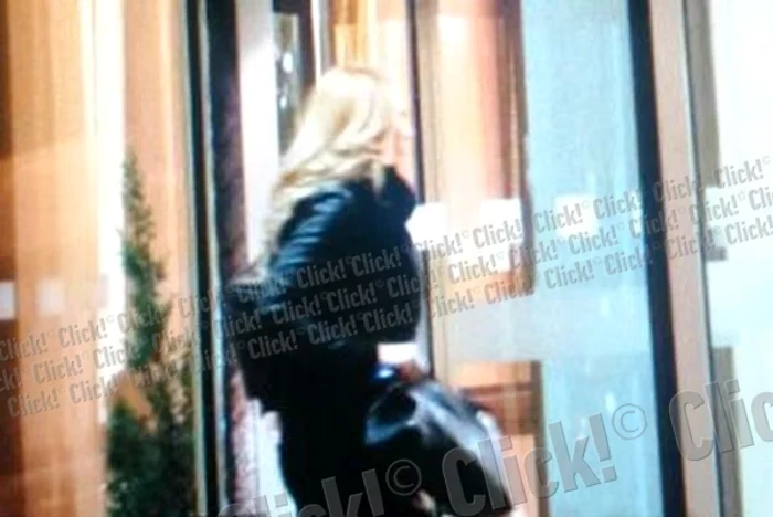 Iulia Vântur intrând îăn hotelul în crae se află Salman Khan, marţi seară.