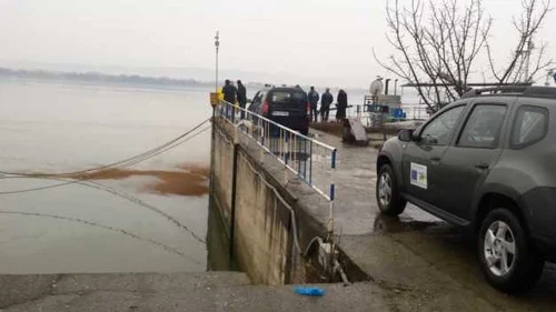 poluare pe Dunăre în portul Turnu Severin FOTO Corina Macavei 