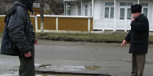 Gropile din asfalt nu vor fi acoperite prea curând
