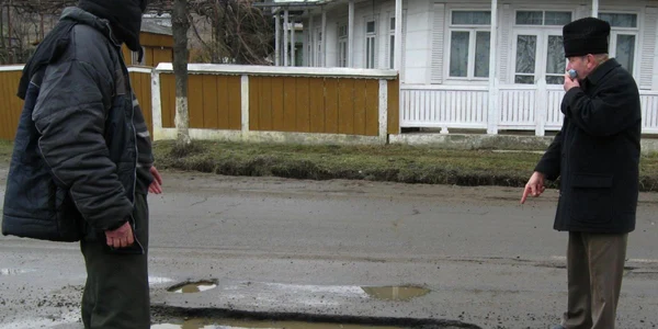 Gropile din asfalt nu vor fi acoperite prea curând
