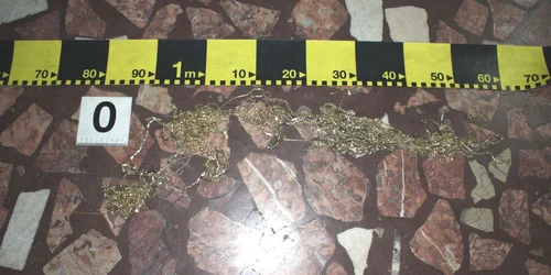 In momentul in care au fost prinsi, tilharii au scapat bijuteriile pe jos