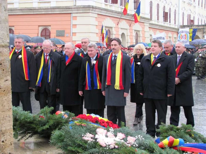 Reprezentanţii Consiliului Judeţean au depus o coroană de flori la statuia lui Mihai Viteazul. Foto Dorin Ţimonea