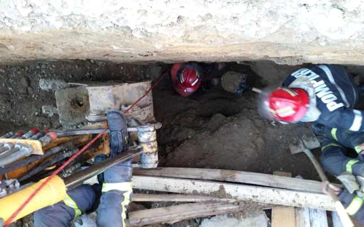 Un muncitor a fost prins sub un mal de pământ. FOTO ISU Suceava