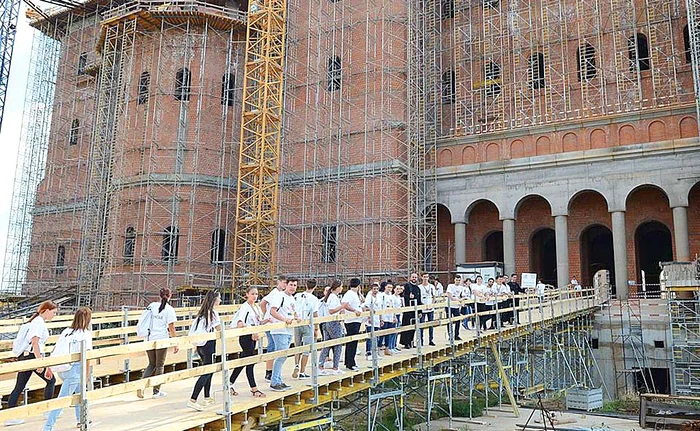 Mii de tineri veniţi din toată lumea au fost plimbaţi pe șantierul Catedralei