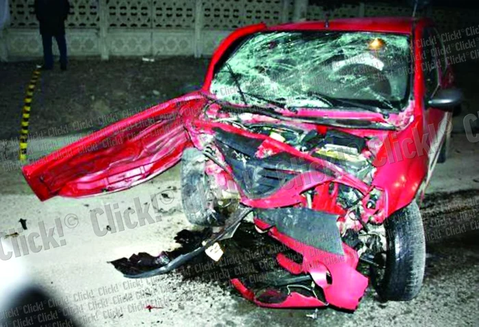 Mașina în care se aflau poliţiștii (Fotografii: Sandrinio Neagu)