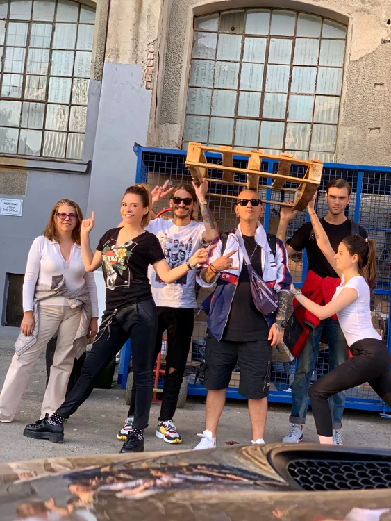 Adina Buzatu, alături de echipa sa de colaboratori, la o ședință foto din trecut. De data aceasta, însă, nu se vor mai putea întâlni, ci toți participanții vor participa la shooting de la distanță