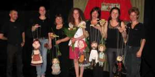  Actorii prezintă spectacolul „Hansel şi Gretel” la Galaţi