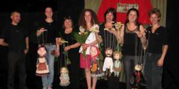  Actorii prezintă spectacolul „Hansel şi Gretel” la Galaţi