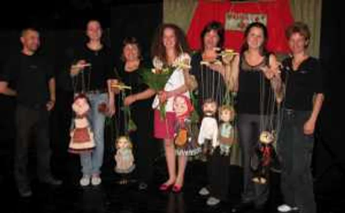  Actorii prezintă spectacolul „Hansel şi Gretel” la Galaţi