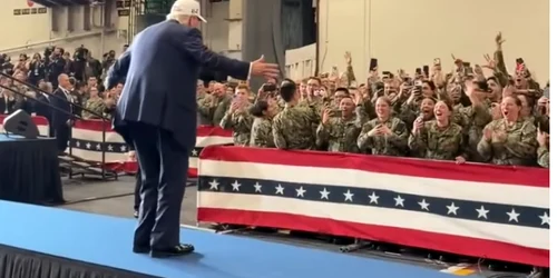 Trump la baza SUAS din jaăponia Mango News png