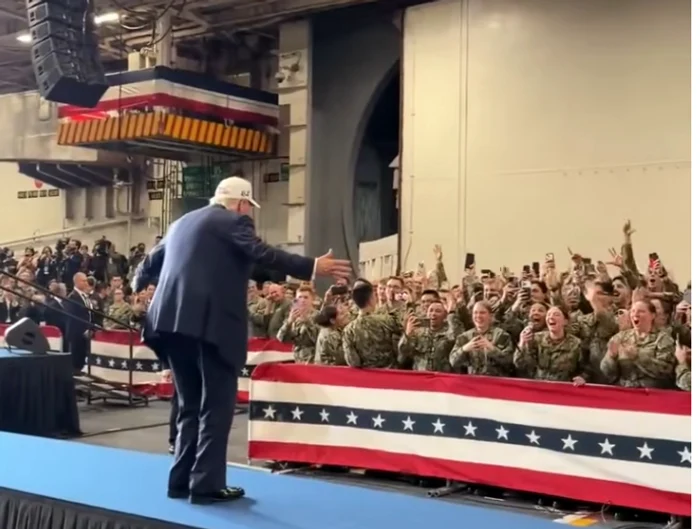 Trump, la baza navală americană Yokosuka. FOTO MAGNO NEWS