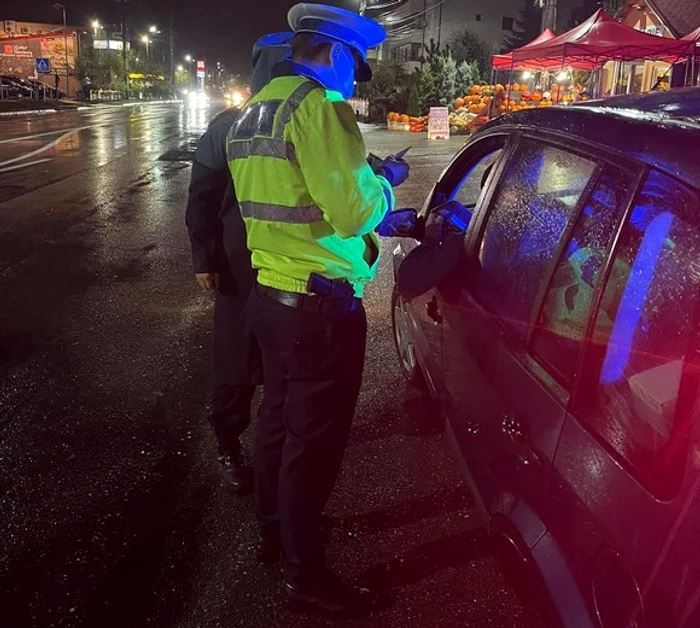 
    Șoferii au fost opriți de oamenii legii pentru a vedea dacă au certificat verde sau declarație  