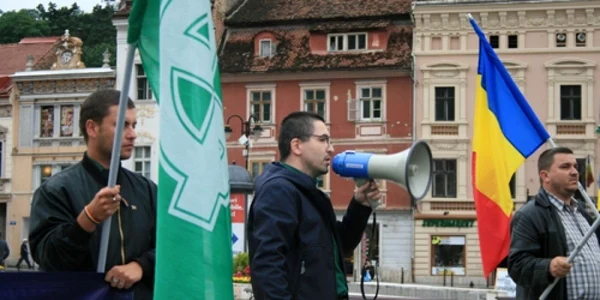 Tulceanul Cristian Grigoraşi (centru), la una dintre acţiunile din Braşov
