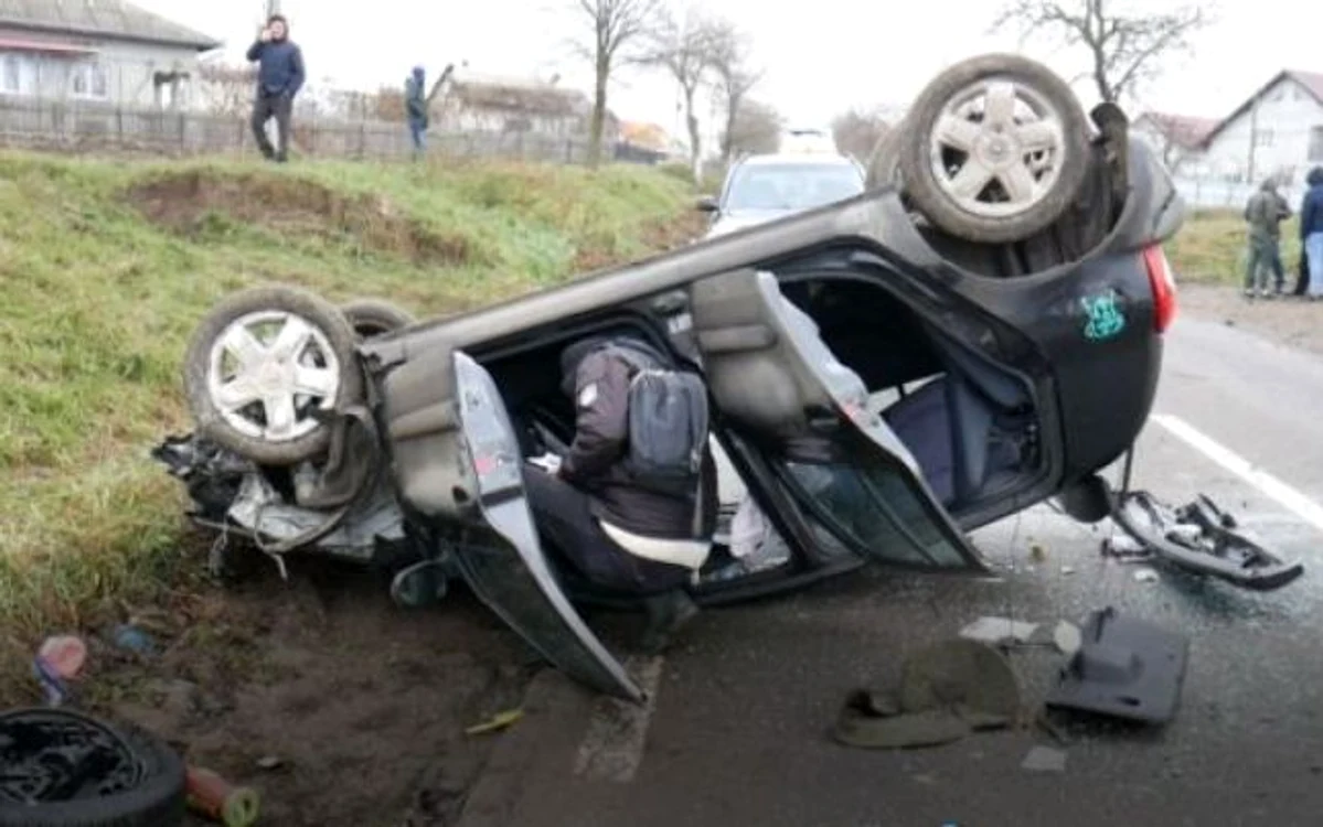 Autoturismul s-a răsturnat pe marginea drumului FOTO glasulnordului.ro
