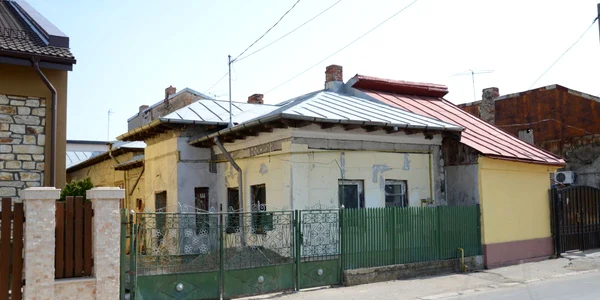 Vecinii sunt terifiați că bărbatul ar putea încerca să revină acasă Foto: Alex Policală