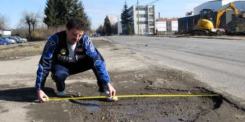 Masuratoarea arata ca unele gropi au chiar şi 1,80 lungime