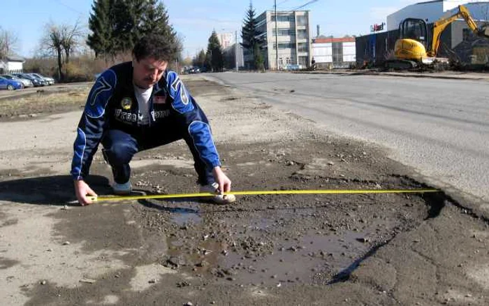 Masuratoarea arata ca unele gropi au chiar şi 1,80 lungime