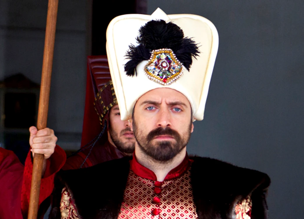 
    Regizorul producției „Suleyman Magnificul”, în care rolul principal a fost interpretat de Halit Ergenç (foto), a realizat un videoclip pentru cântărețul Faydeefoto: Kanal D  
