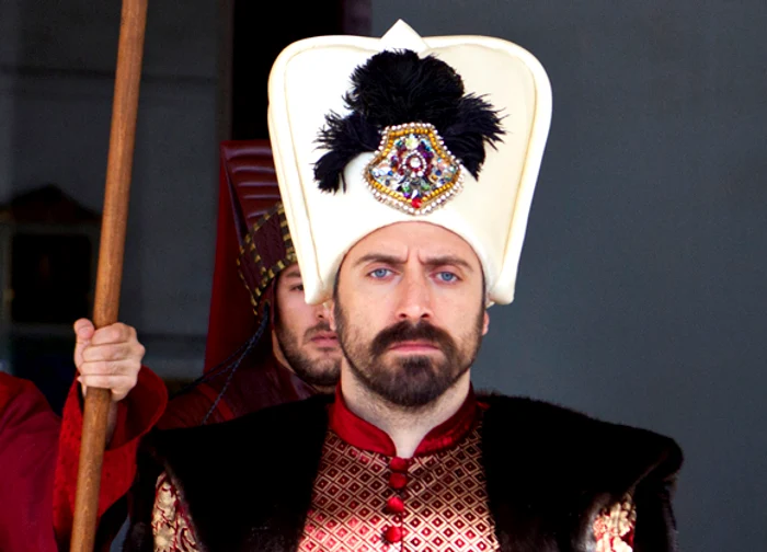 Regizorul producției „Suleyman Magnificul”, în care rolul principal a fost interpretat de Halit Ergenç (foto), a realizat un videoclip pentru cântărețul Faydeefoto: Kanal D