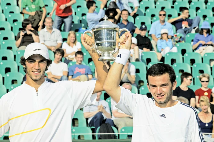 2003. Horia şi Florin, la 18 ani, cu trofeul cucerit în întrecerea juniorilor de la Wimbledon