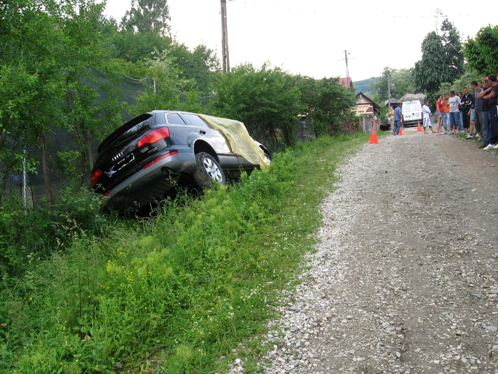 Omul de afaceri a rămas prins sub autoturism 