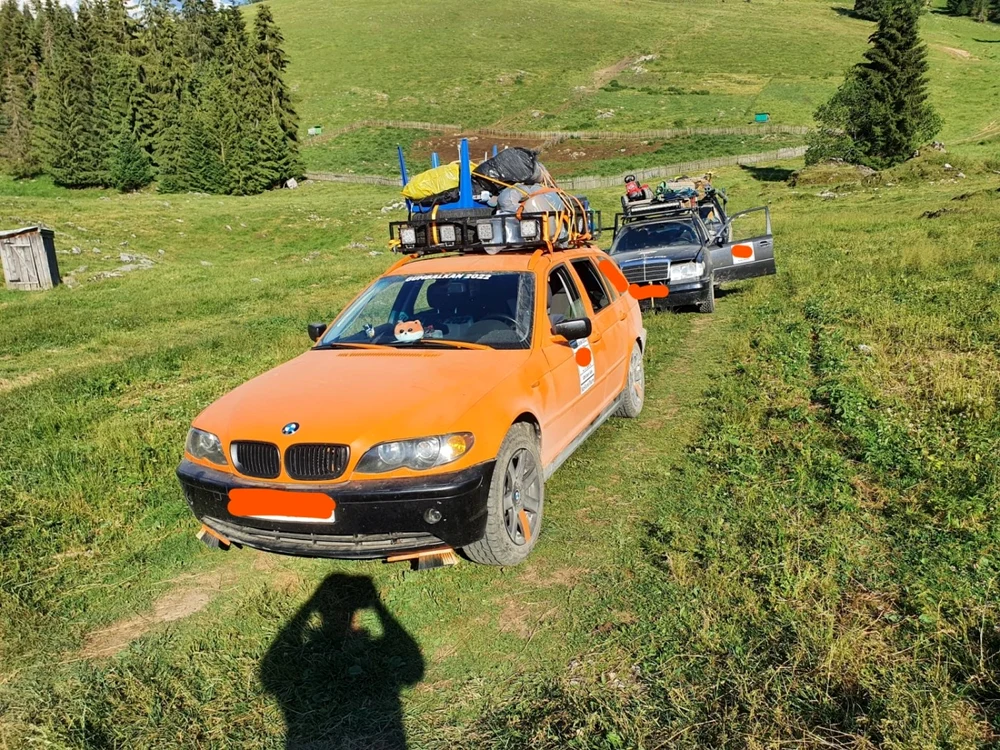 Cetăţenii străini au intrat cu maşinile în zone naturale protejate. Foto: Parcul Natural Apuseni