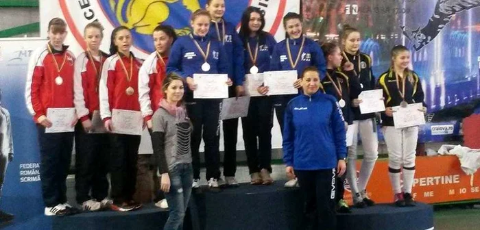 Echipa CS Satu Mare a terminat pe poziţia a II-a a podiumului Campionatului Naţional de spadă juniori. Locul I a fost ocupat de LPS Craiova 1. FOTO - frs.ro