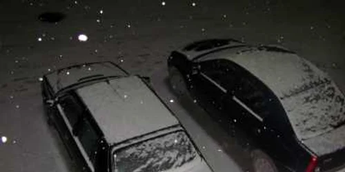 Zăpada s-a aşezat pe jos şi pe maşini