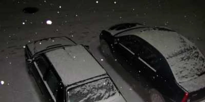 Zăpada s-a aşezat pe jos şi pe maşini