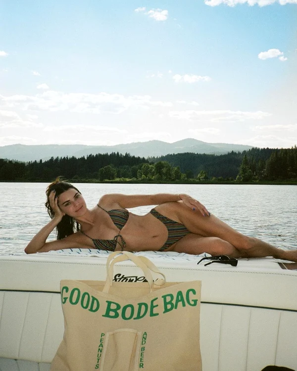 Kendall Jenner în costum de baie
