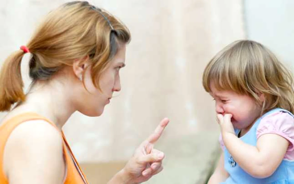 Cea mai potrivită formă de critică adresată copiilor este cea care vizează acţiunea/ procesul, iar cea mai nocivă este critica directă (la persoană). FOTO lifehacker.com.au