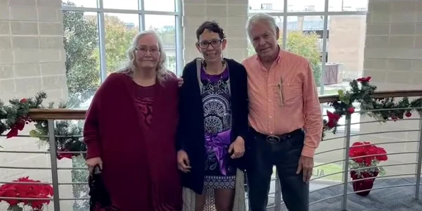 O femeie din Texas a fost găsită de familie la aproape 51 de ani după ce a fost răpită de bona sa. Foto: Captură video YouTube