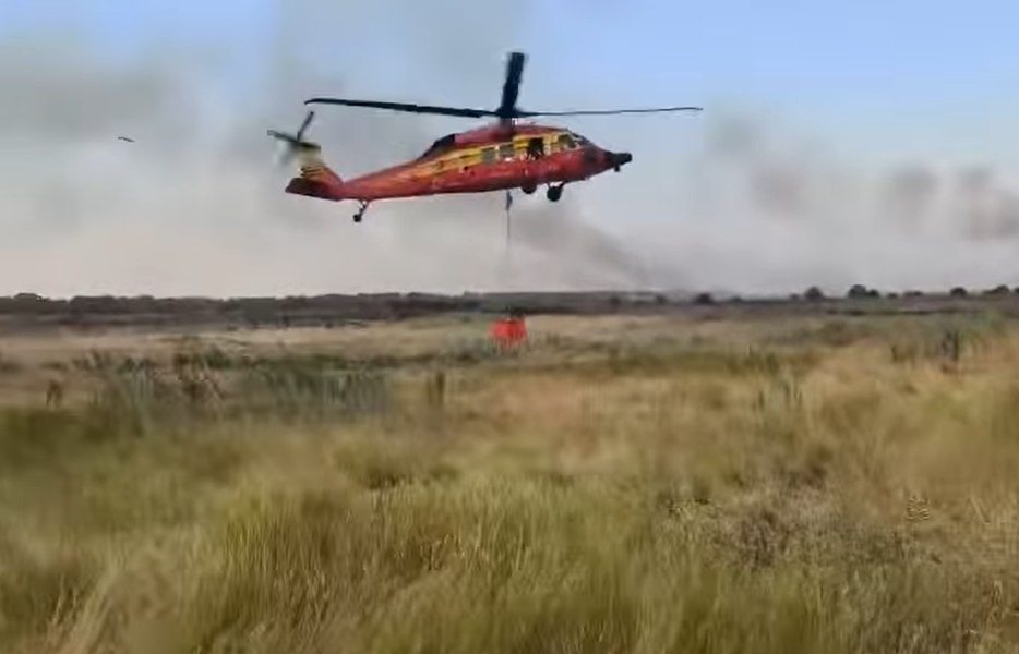 Incendiu de proporții în Tulcea. Elicopterul Black Hawk intervine pentru a treia zi consecutiv