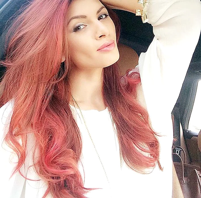 Ramona e bombardată cu contracte, de când și-a schimbat culoarea părului