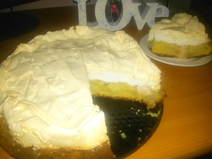 
    Tort cu mere şi bezea  