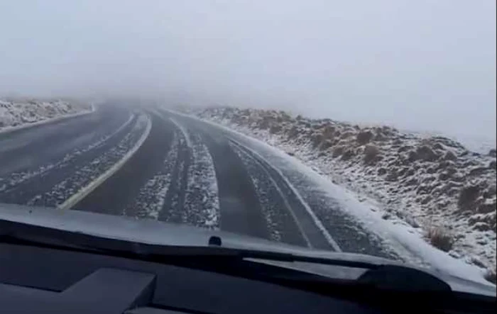 Prima ninsoare din această toamnă pe Transalpina