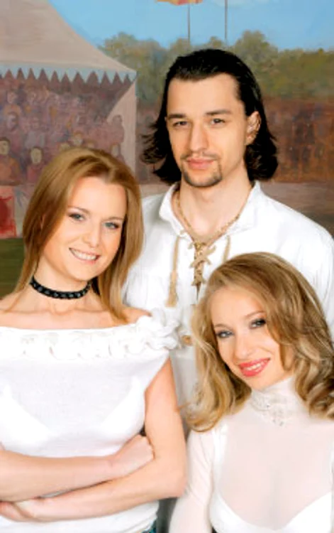 Simona Secrier (stânga), Dan Lăzărică şi Silvia Stanciu, foşti componenţi ai trupei Etno