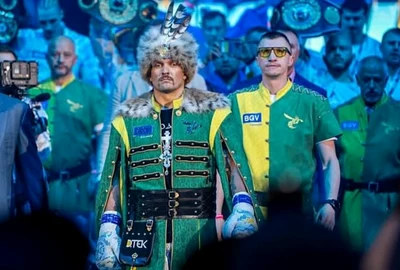 Usyk, apariție în costum tradițional, la Riad. Foto Facebook