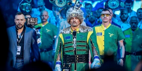 Usyk, apariție în costum tradițional, la Riad. Foto Facebook