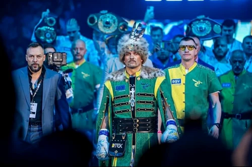 Usyk, apariție în costum tradițional, la Riad. Foto Facebook