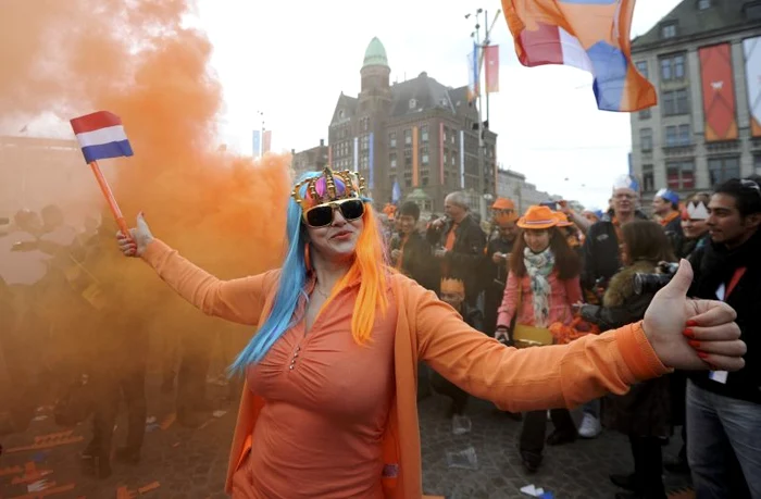 Olandezii l-au celebrat pe străzi pe noul rege Willem Alexander. (Foto: Reuters)