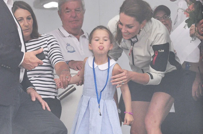 
    Prințesa Charlotte a scos limba la public în loc să salute cu mânaFoto: Profimedia  