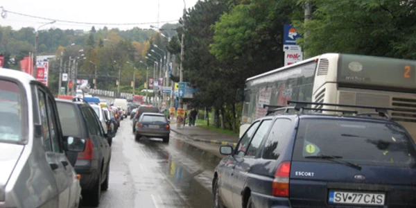 În cartierul Burdujeni se formează cozi cu zeci de maşini, iar şoferii înaintează cu greu